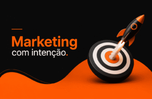 Banner com fundo preto e detalhes em laranja mostrando um foguete decolando de um alvo ao lado da frase “Marketing com intenção”.